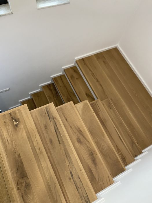 Scari interioare, balustrade, riflaje, plinte, pervaze din lemn masiv