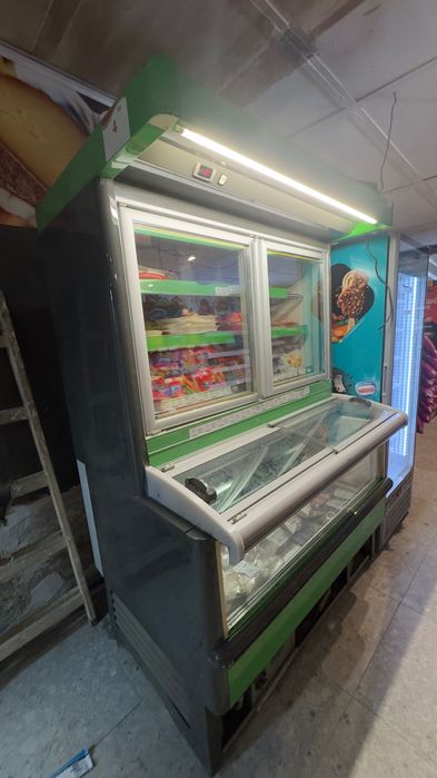 Хладилна витрина и две витрини за замразени продукти