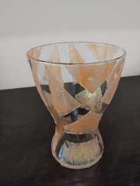 Красива ваза стъкло с релефни орнаменти.