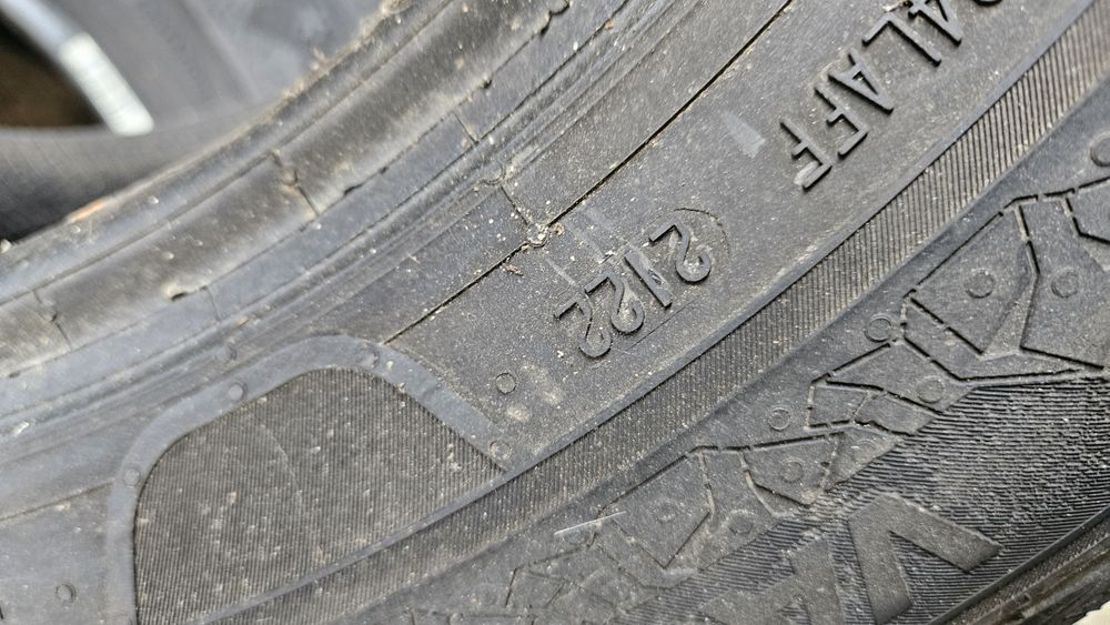 2бр гуми 225 65 16С дот 22 семперит