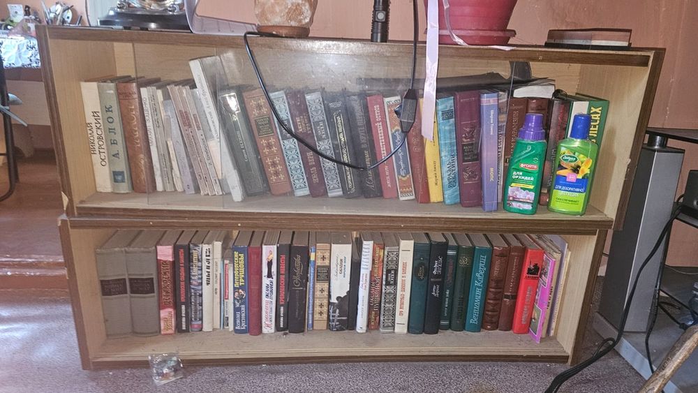 Продам книжные полки вместе с книгами