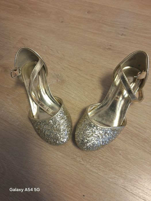 Vând pantofi fetițe măsura 25