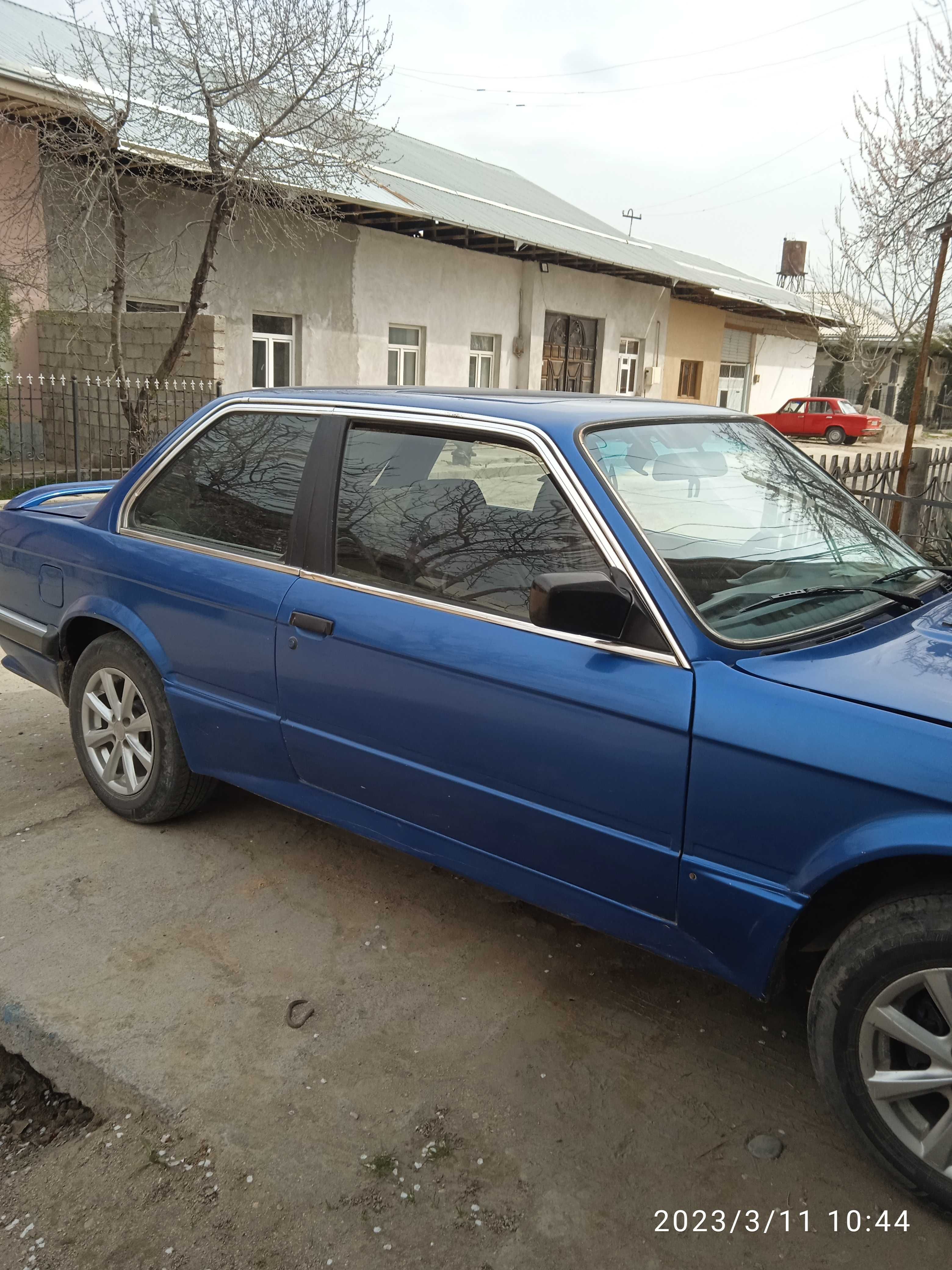 Автомобиль BMW 323