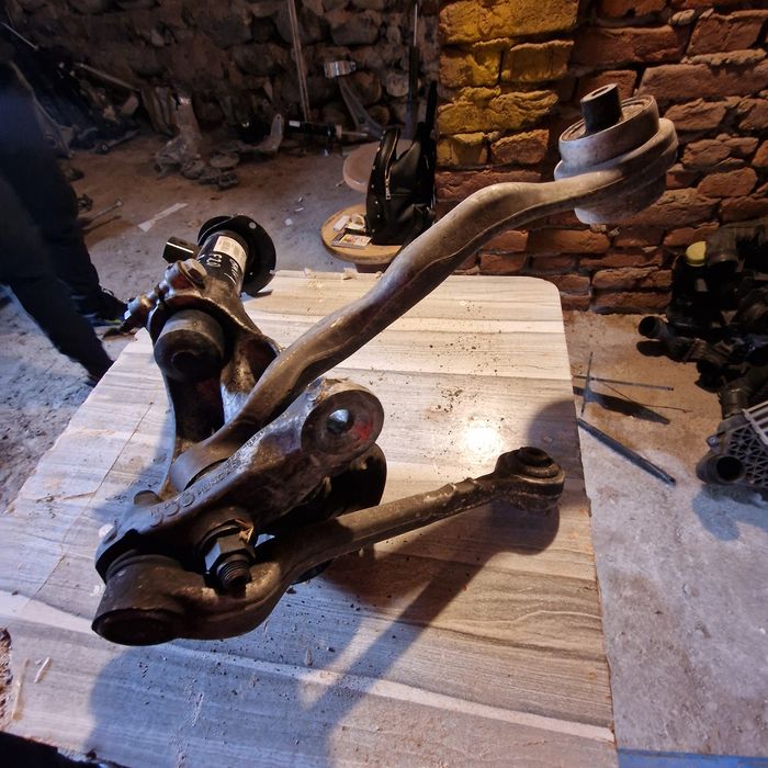 BMW 1 F20 преден ляв шенкел амортисьор носач