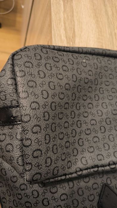 Оригинална черна чанта Guess.