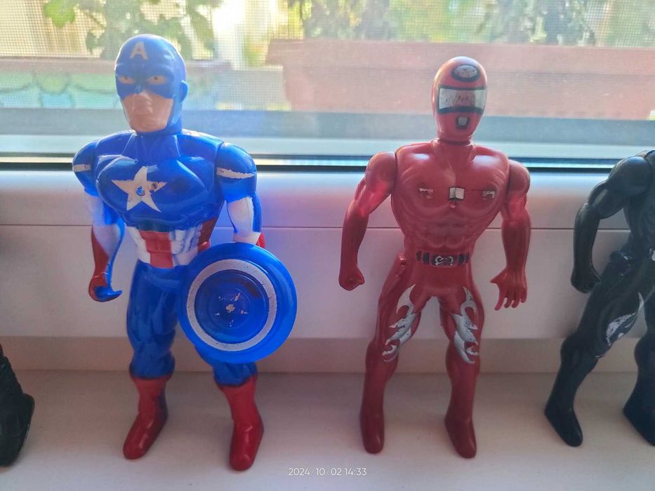 Реалистични фигурки за игра на супергерои