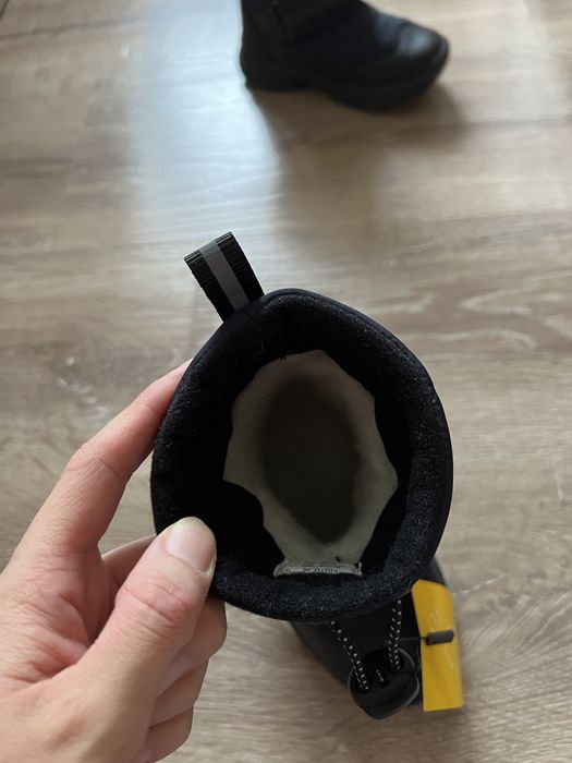 Продам новые детские сапоги