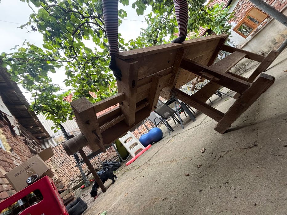 Banc de lucru pentru tâmplărie foarte veche în stare de funcționare