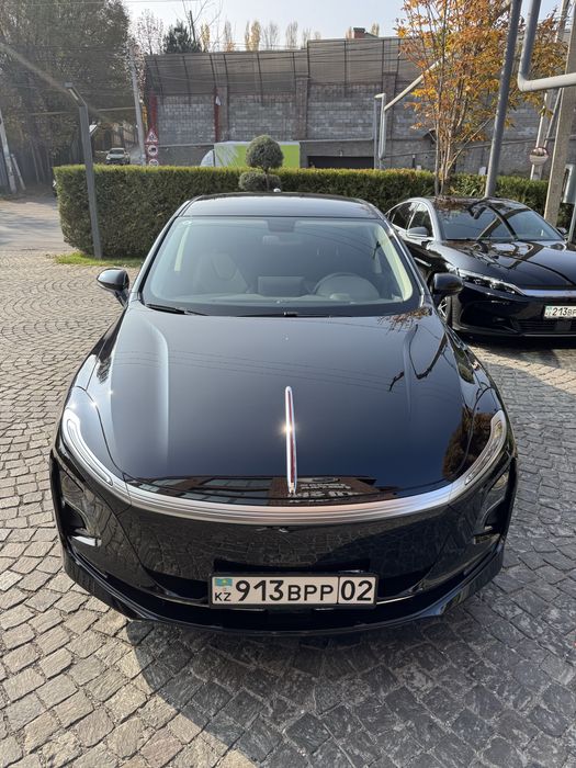 Аренда авто Hongqi eq-m5  Хончи с вукупом и без.