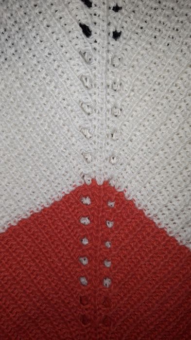 Pulover lucrat manual negru, alb, roz