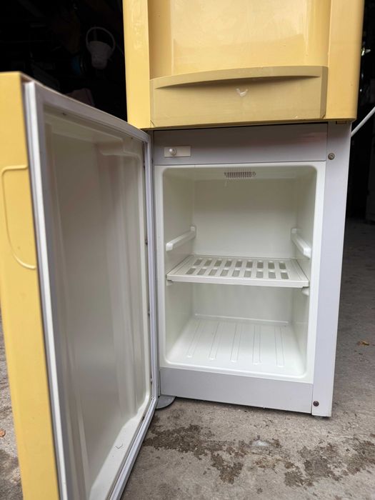 Vând dozator apa rece,calda,cu spatiu depozitare