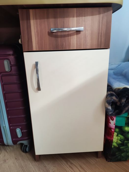 Birou de vânzare cu multe locuri de depozitare