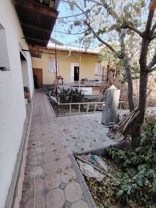 Ховли уй сотилади 4 сотих хал ремонт килинмаган 2014 йилда битган