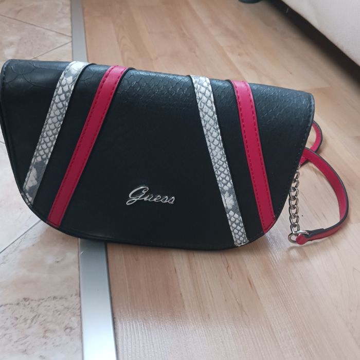Продавам  дамска  чанта Gues, в добро състояние, при интерес ще дам ра