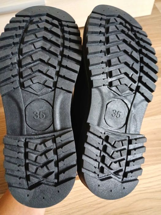 Детски боти н. 35, цена 60 лв.