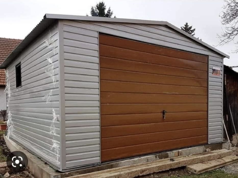 Garaje pe structuri metalice învelite cu panou senwis