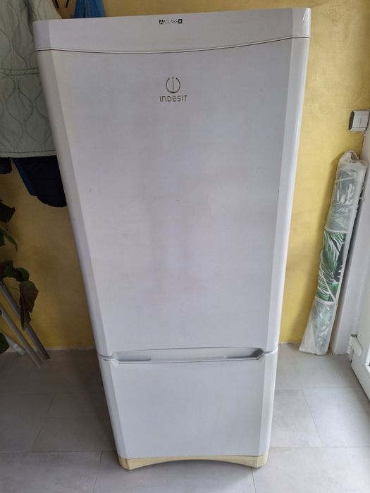 Работещ хладилник Indesit