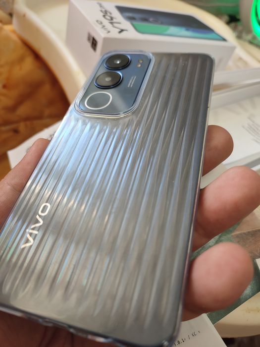 Продам телефон на гарантии новый покупали 6 дней назад