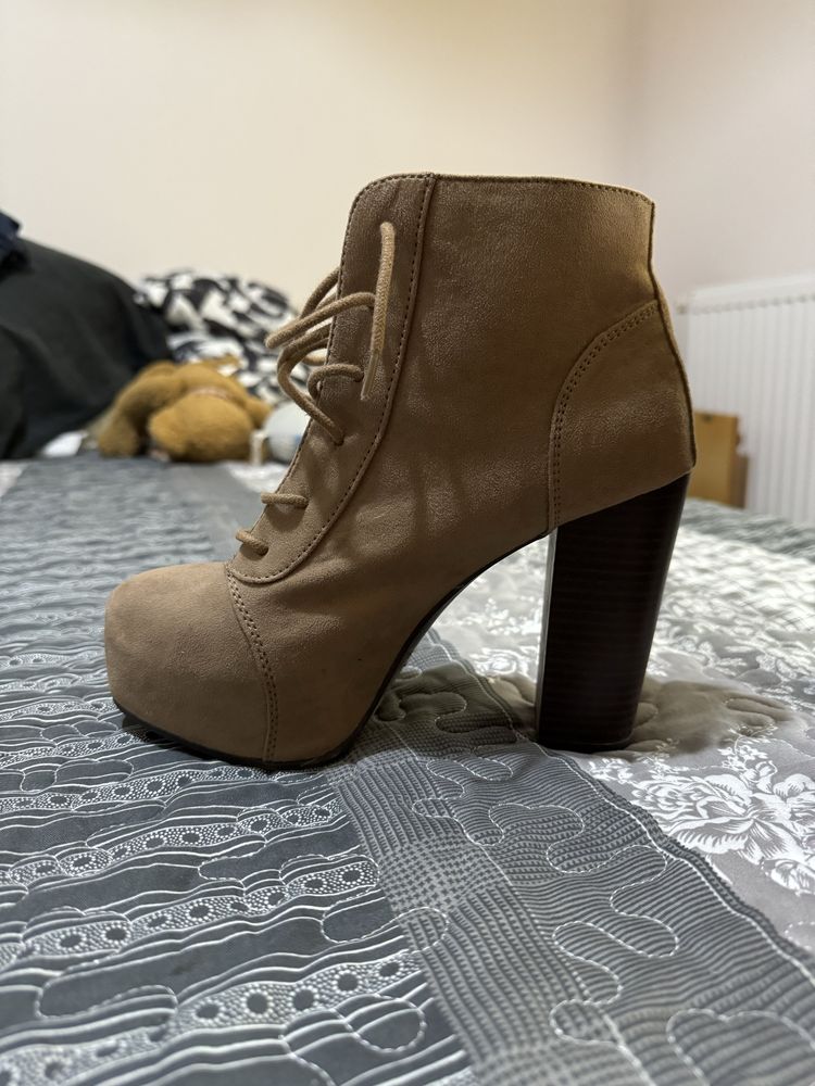 Botine H&M  piele intoarsa cu toc