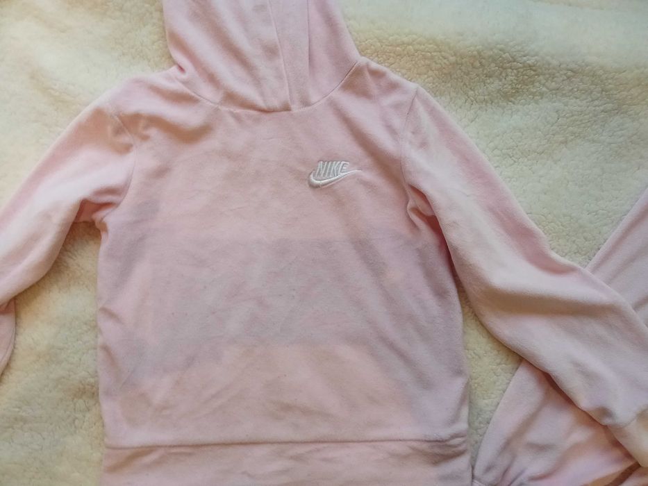 Анцунг Nike за момиче 6г.-20 лв.