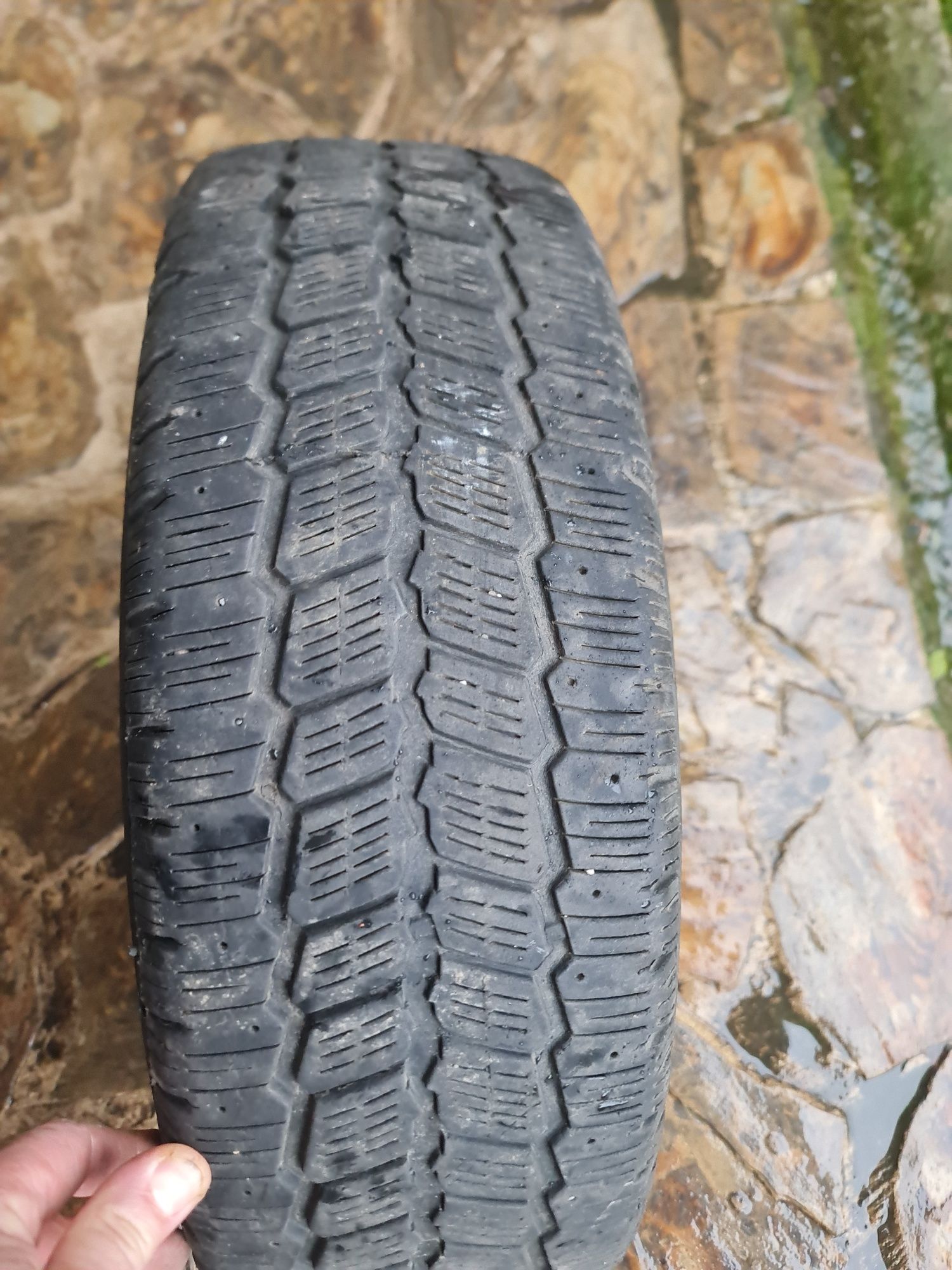 Vând 2 anvelope 195/65R 15 și 195/70 R 15 -150 lei ambele.