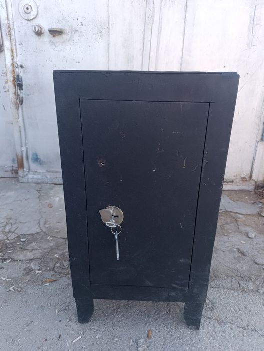 Продается сейф отличный