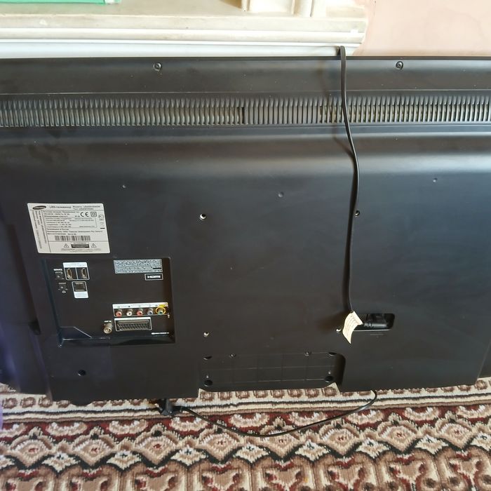 Samsung  televizor sotiladi 40 dioganal smart box bilan