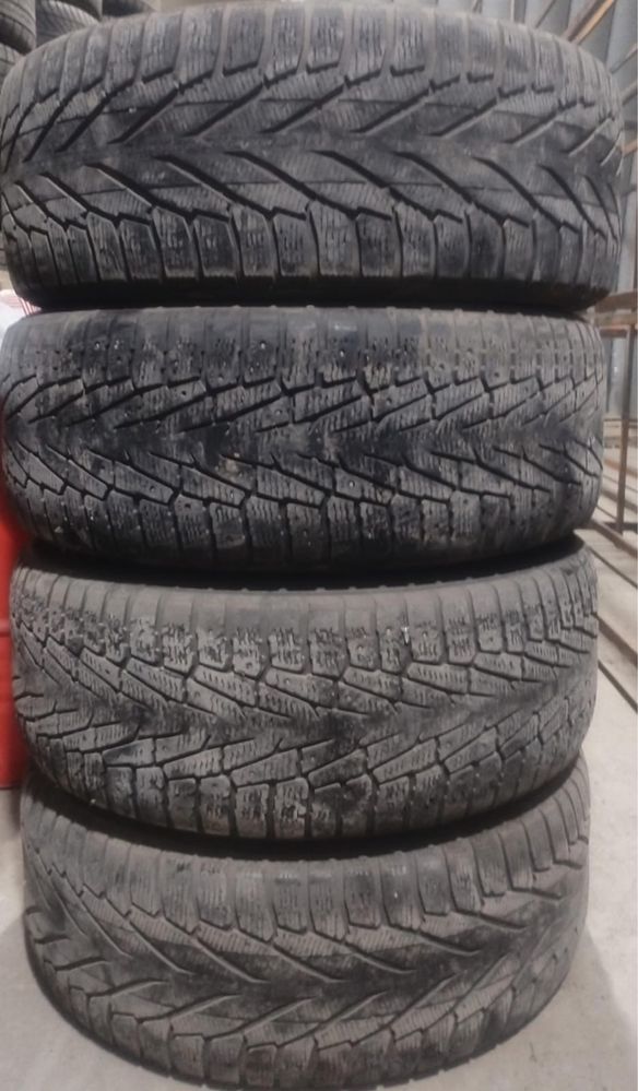 Продам б/у зимнюю резину Nokian 285/60 R18 с дисками