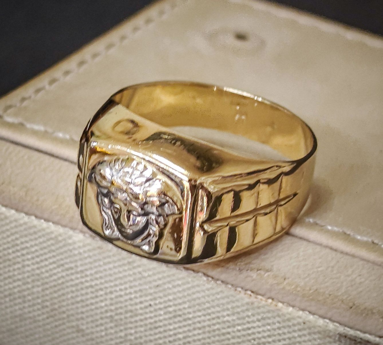 Продавам златен пръстен Versace