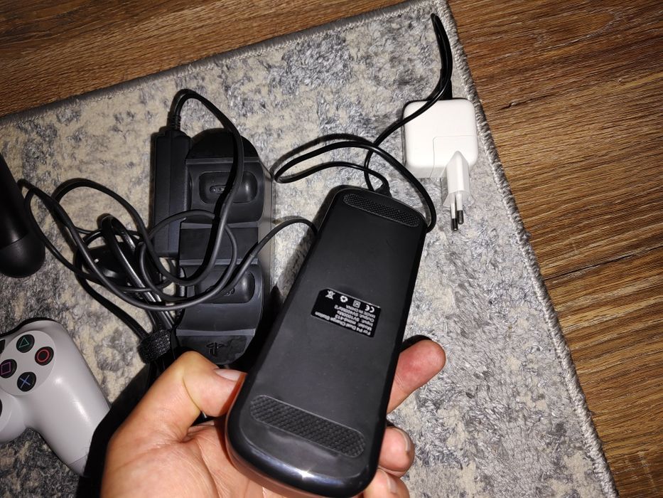 PS4 Pro, 3 gamepad-uri, 2TB SSD, 2 paduri incarcare, repasted, curățat