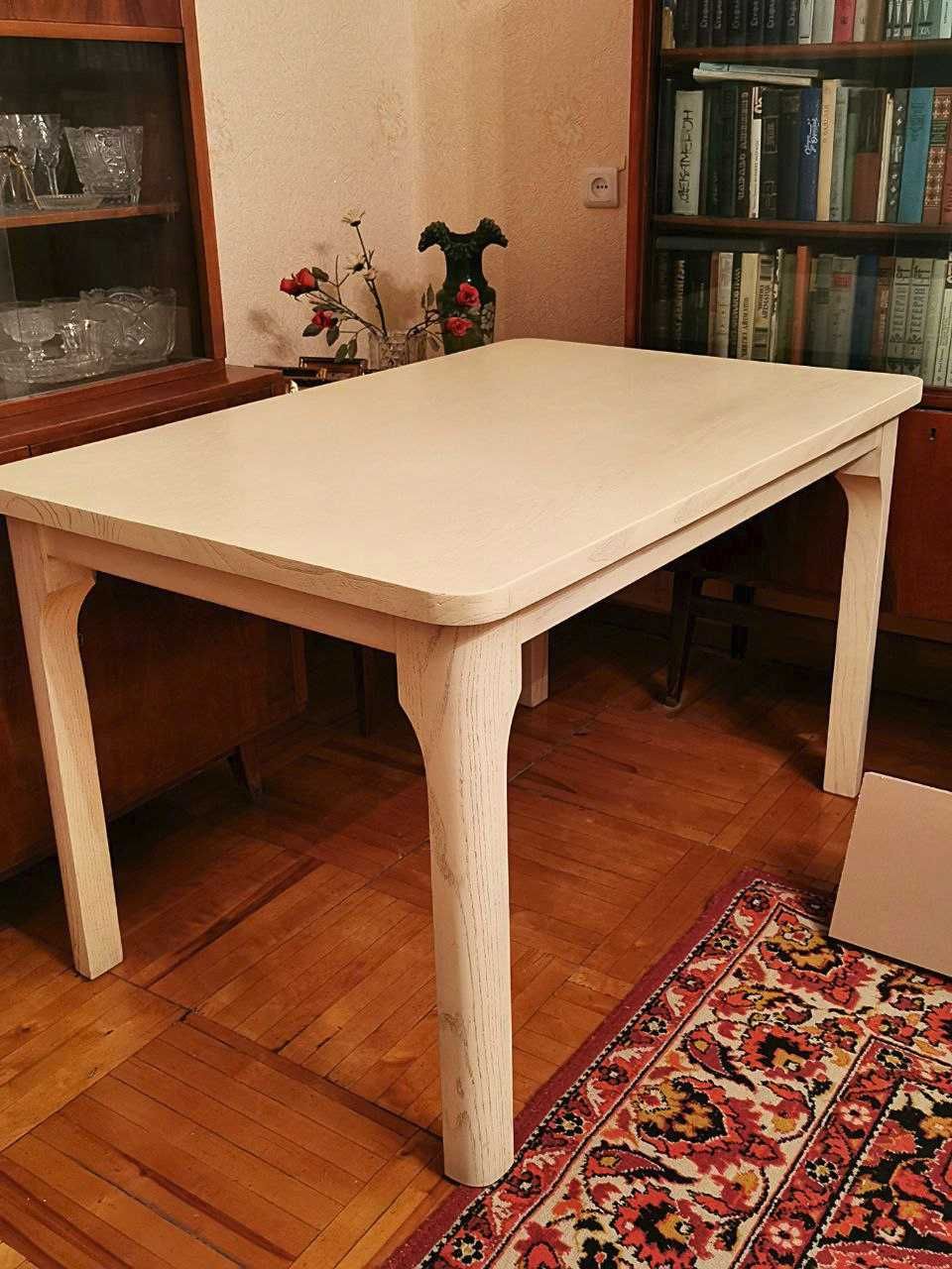 Кухонный гарнитур (стол и стулья) продам