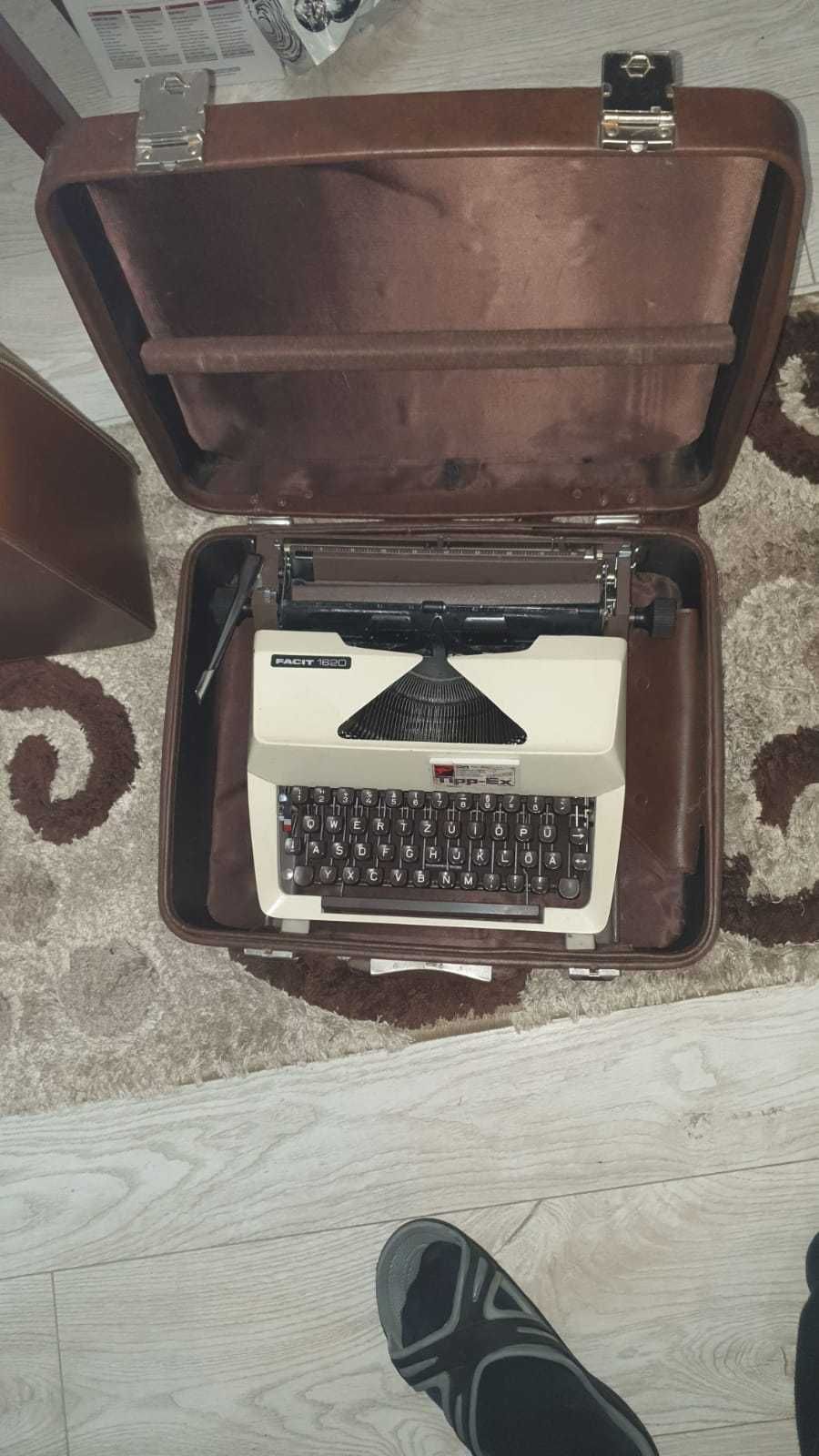 masina de scris cu geanta