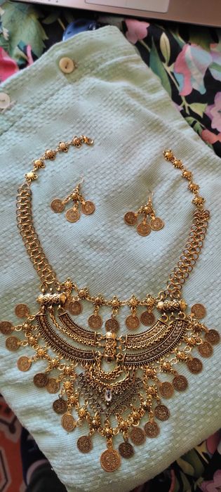 Красиво, богато украсено етно колие с обеци.