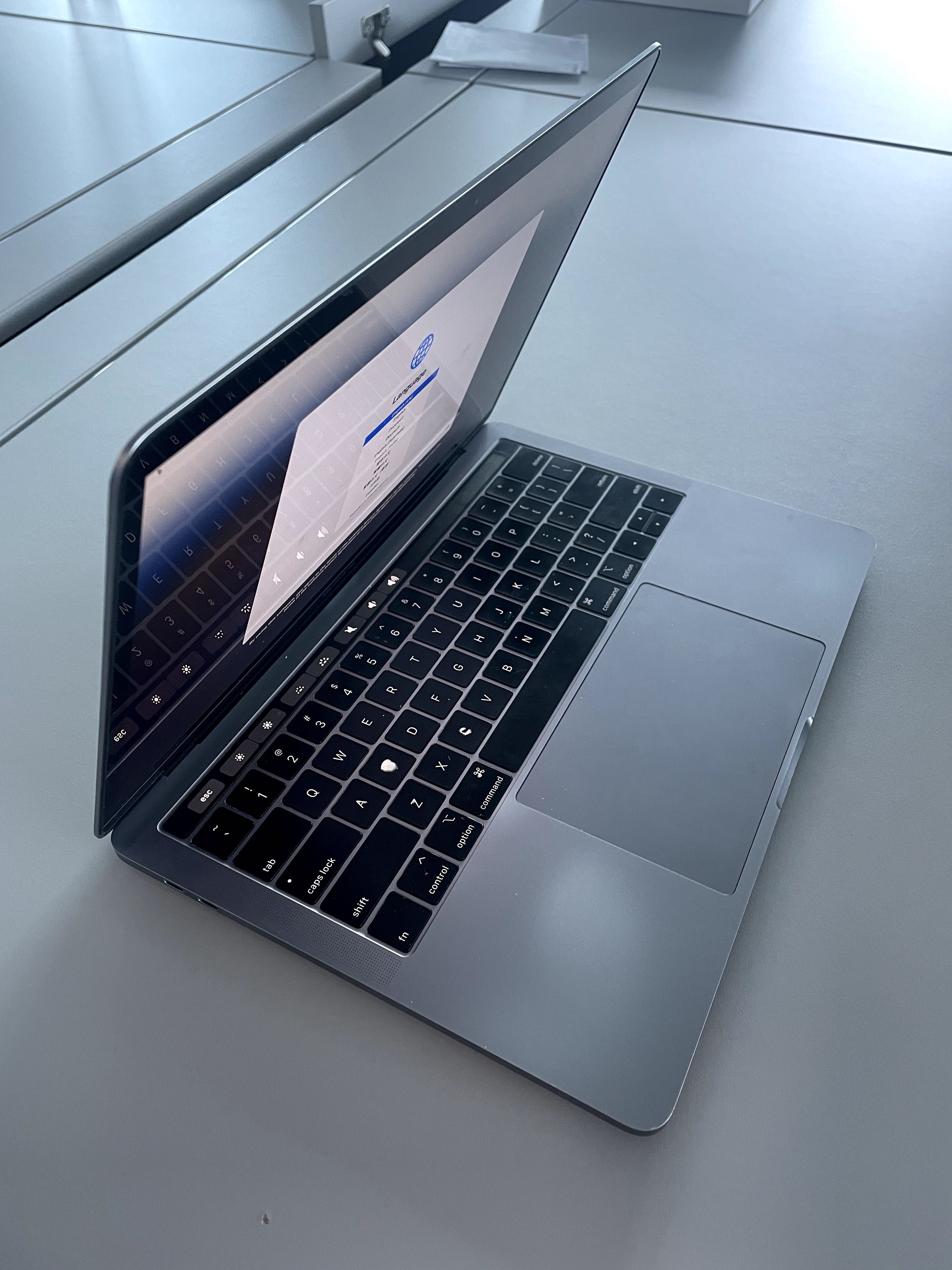 MacBook Pro 201913" (Touch Bar) RAM 16 GB, 256 GB SSD, Space Grey