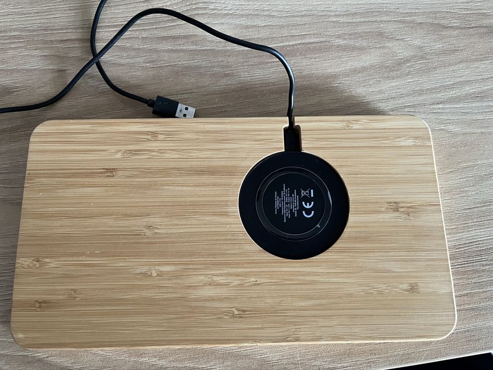 Incarcator wireless din bambus