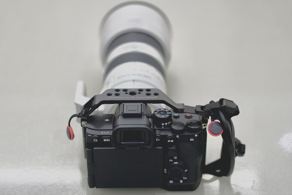 Sony A7R 5 vs FE 2.8 / 70-200GM II SmallRig