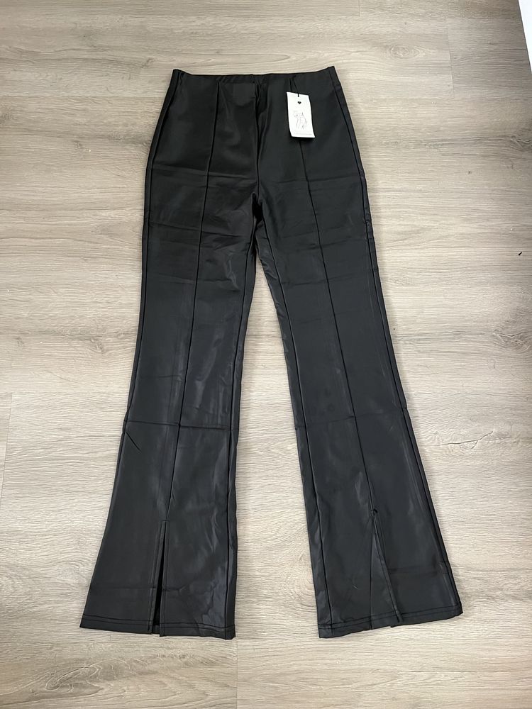 Pantaloni evazati imitatie piele