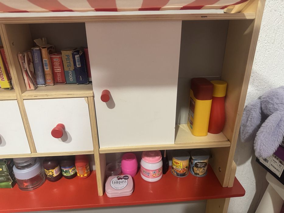 Дървен магазин с аксесоари