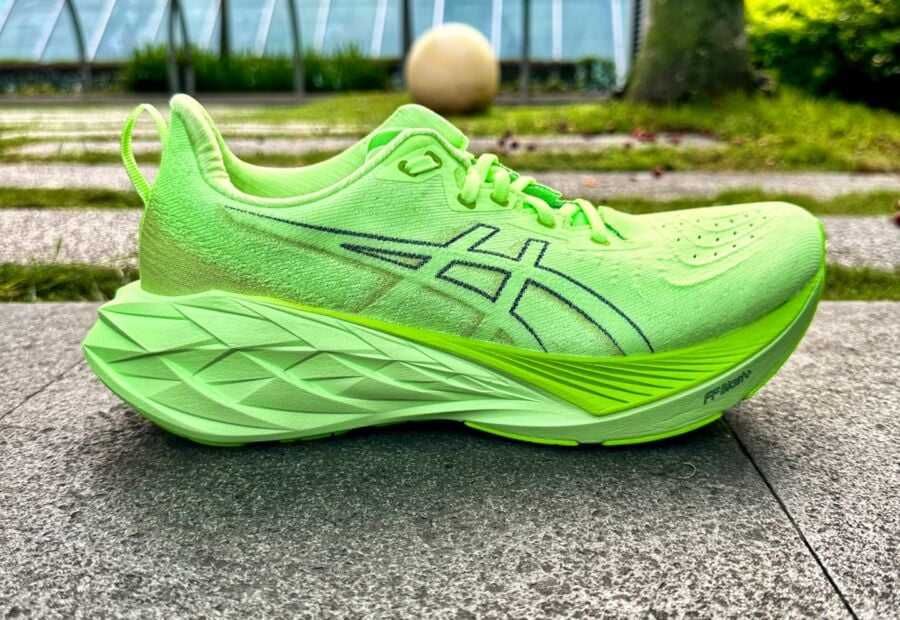 Asics Novablast 4 Illuminate Green bărbați Lime-Burst 42.5 noi