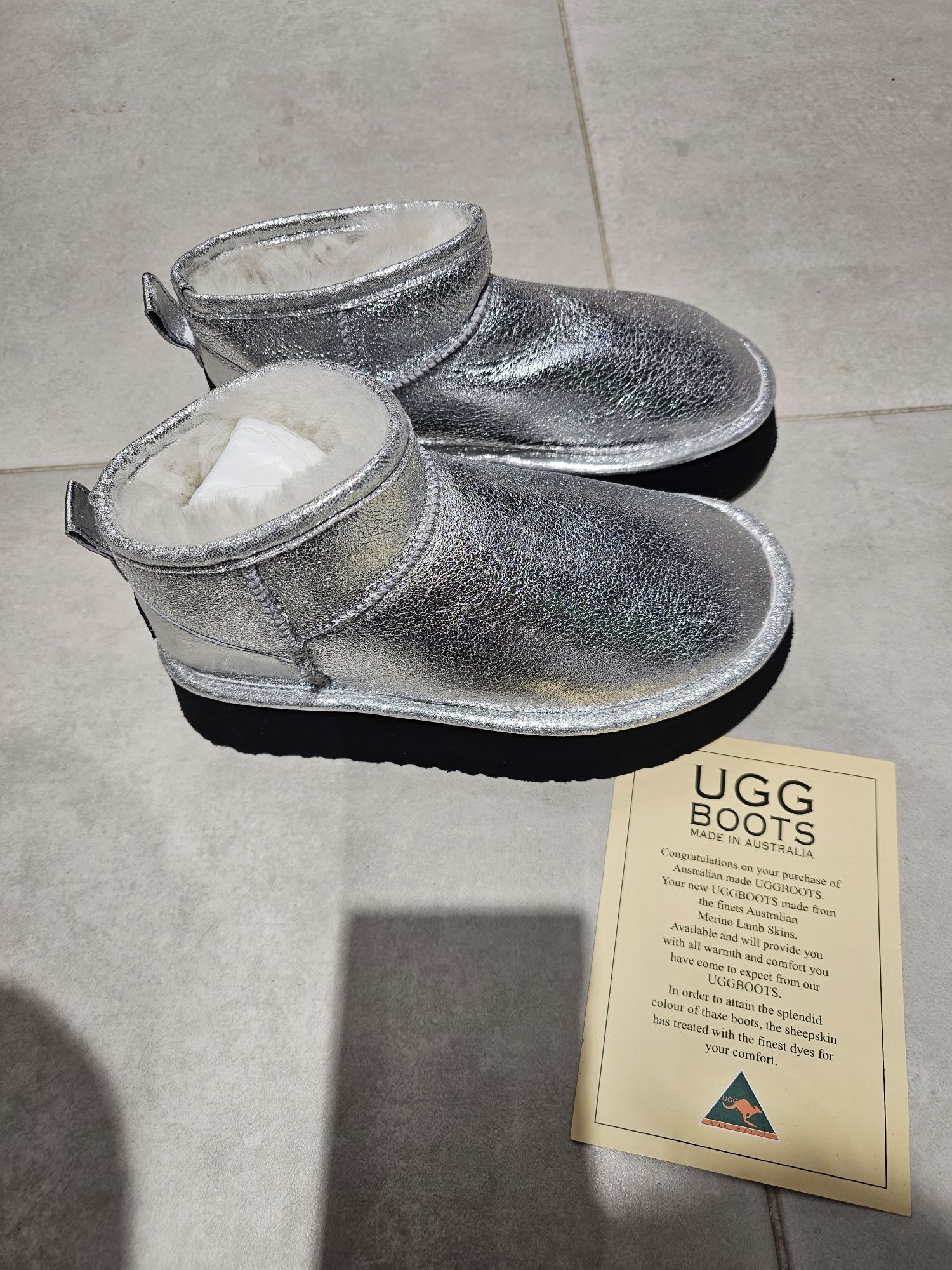 Нови боти UGG в сребърен цвят 37 и 39