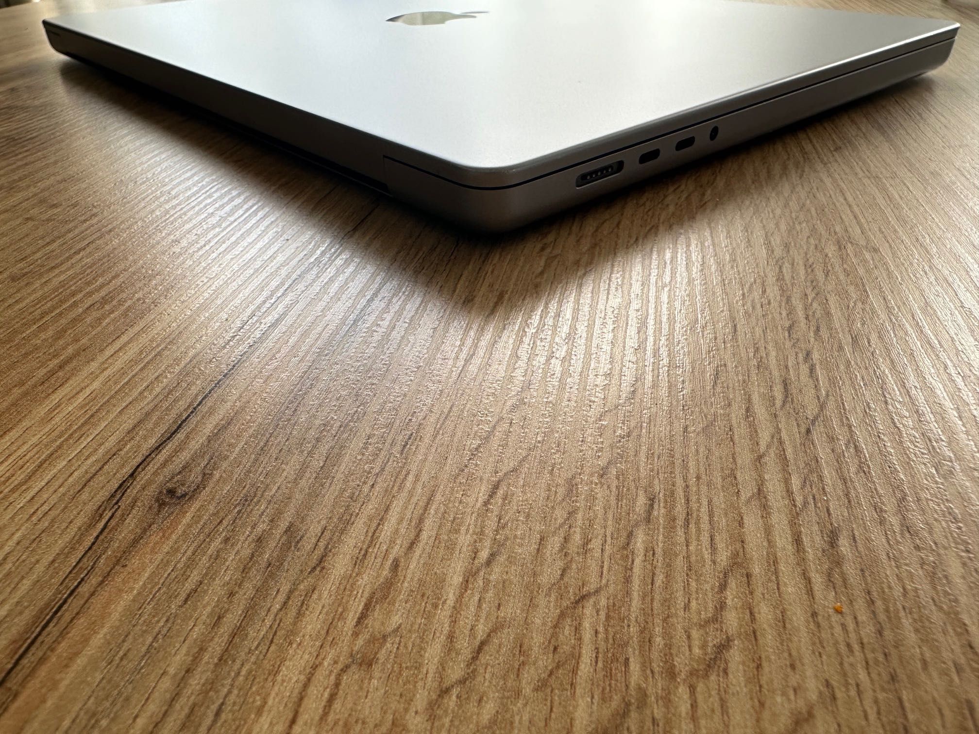 MacBook Pro 16" M1 Pro 10-CORE CPU, 16-CORE GPU, 32GB RAM, 1TB SSD