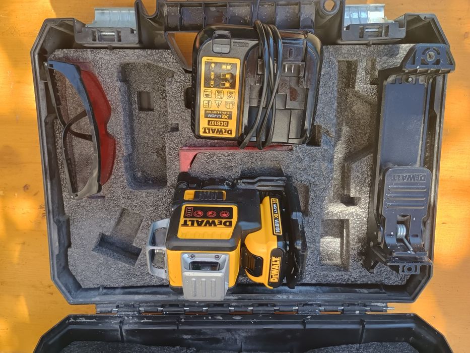 Laser dewalt dce089r cutie,baterie,incarcator