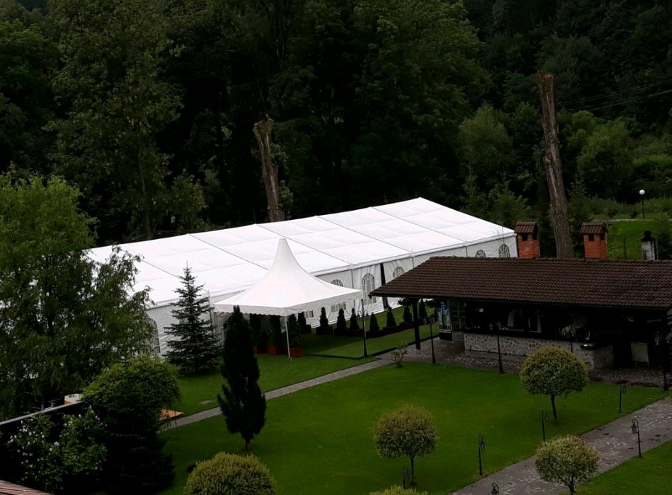 Inchiriez cort modular, pagoda, scaune si mese evenimente