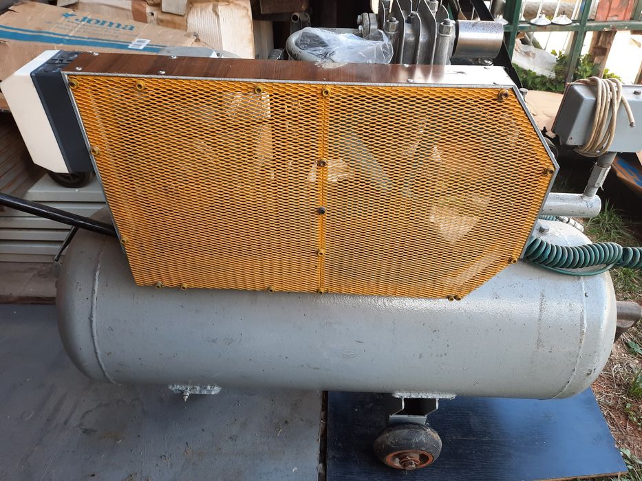 Compresor aer 200 L 10 bar.