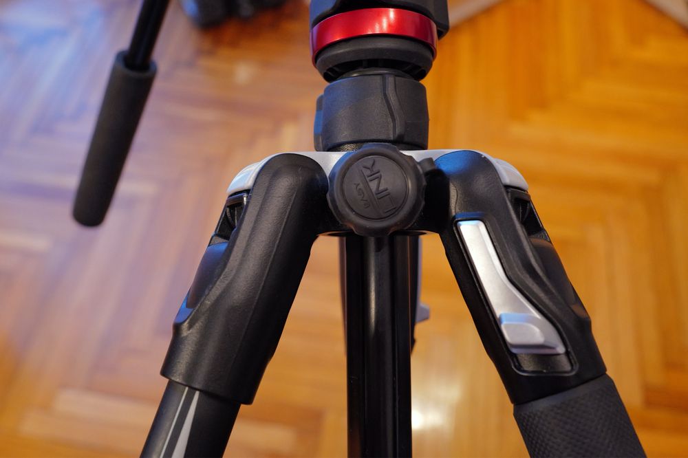 Trepied Manfrotto Befree Live twist camere dslr si video Cap MVH400AH