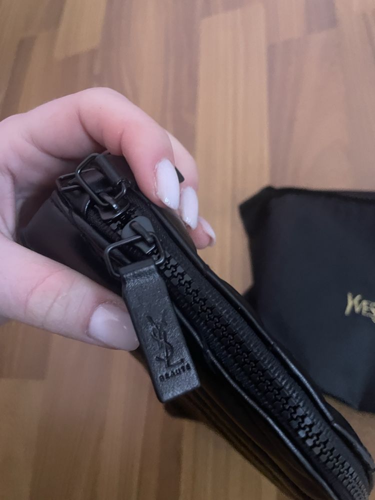 Yves Laurent несесер