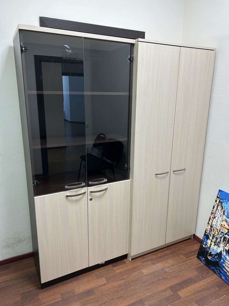 Продам офисную мебель, столы и стулья, шкаф для одежды и документов