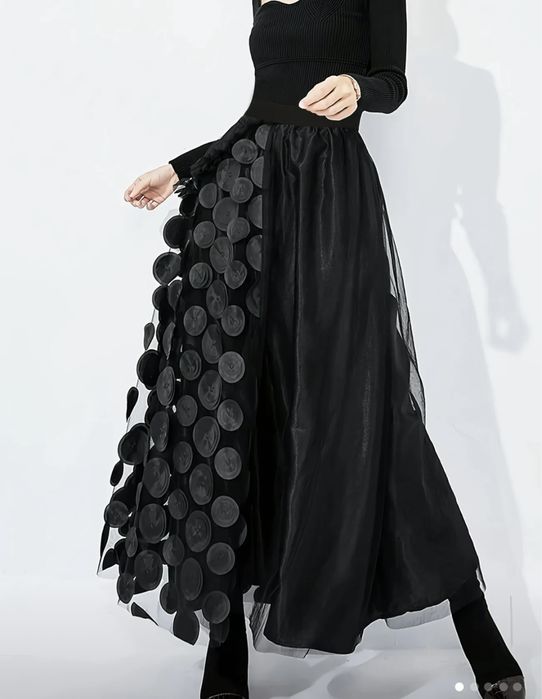 Юбка -эффектная с цветочной апликацией.Эксклюзив