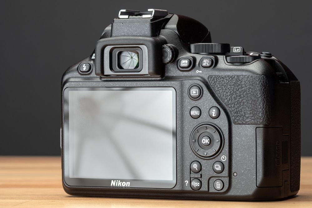 DSLR NIKON D3500 + obiectiv foto 18-55mm + card memorie 150gb