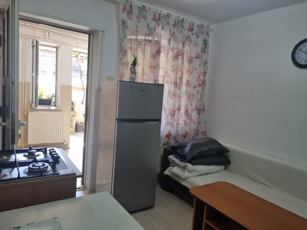 Închiriez camera